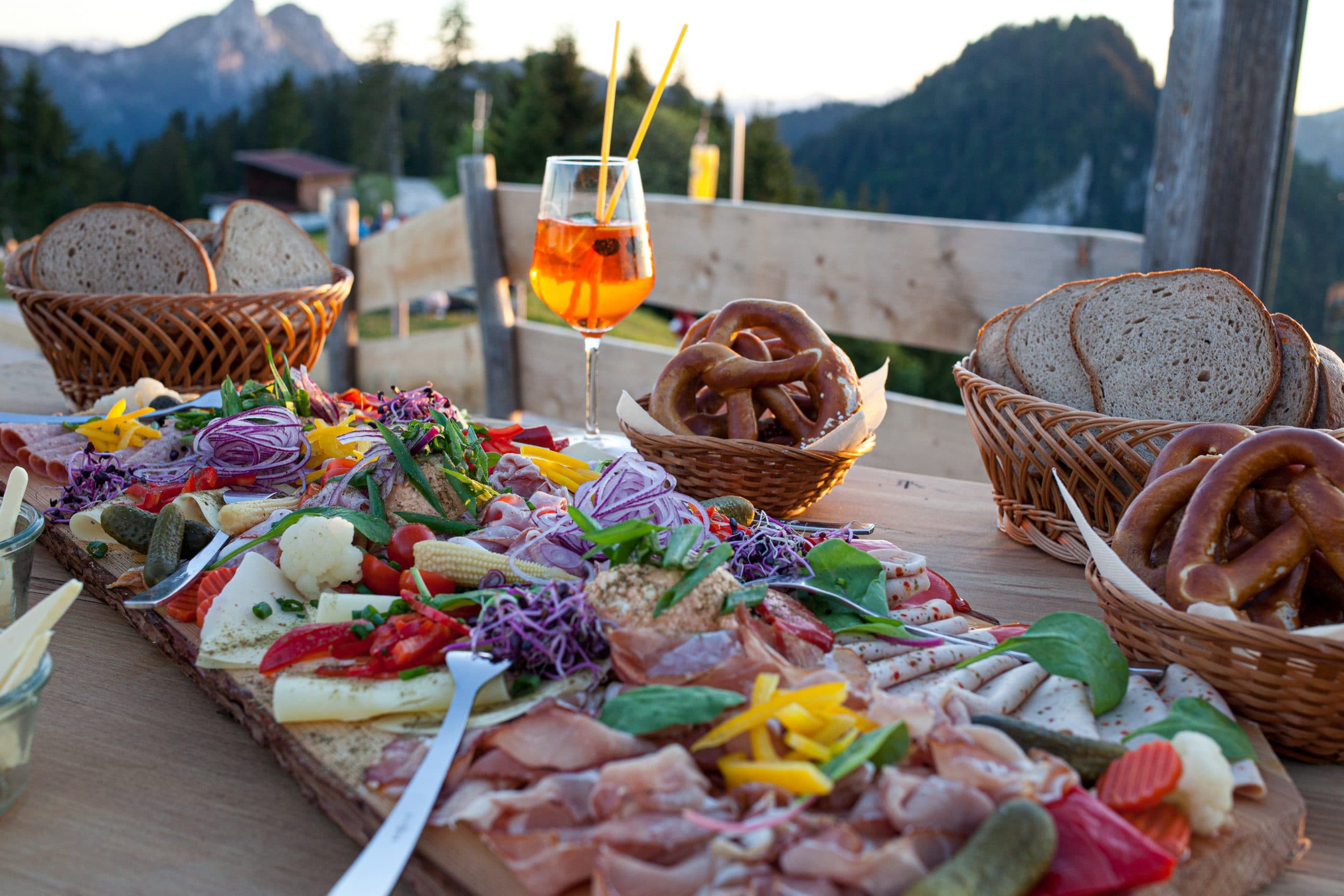 brotzeit-unternberg-alm-ruhpolding-dein-platz-an-der-sonne